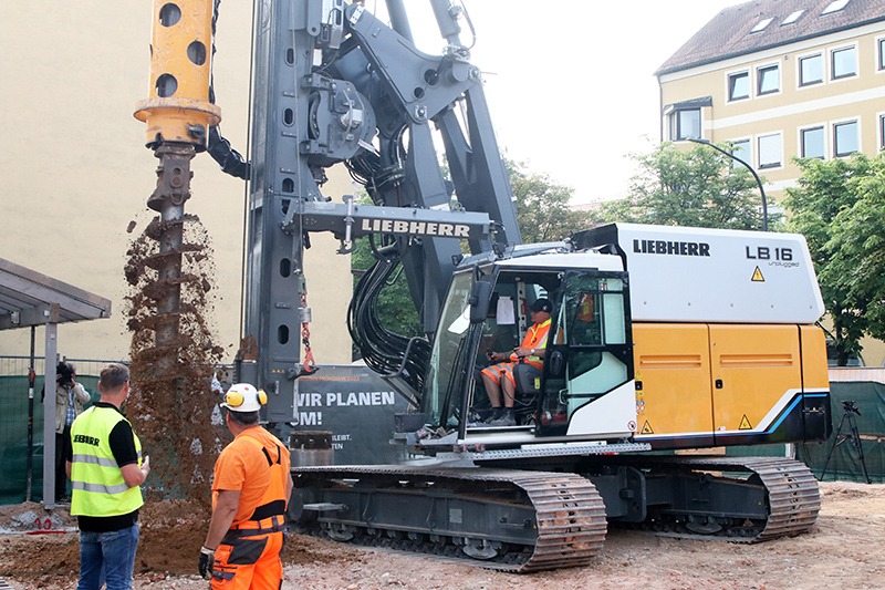 Liebherr LB 16 Unplugged performing drilling test